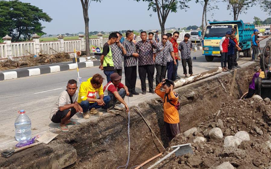 Proyek Drainase Rusak Pipa Utama PDAM, Warga 6 Desa di Brebes Menjerit Kesulitan Air Bersih