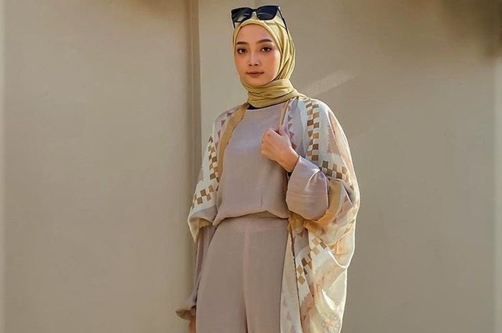 Sulap Outfit Jadi Makin Fashionable dengan Outer Scarf, Simak Padu Padannya Disini