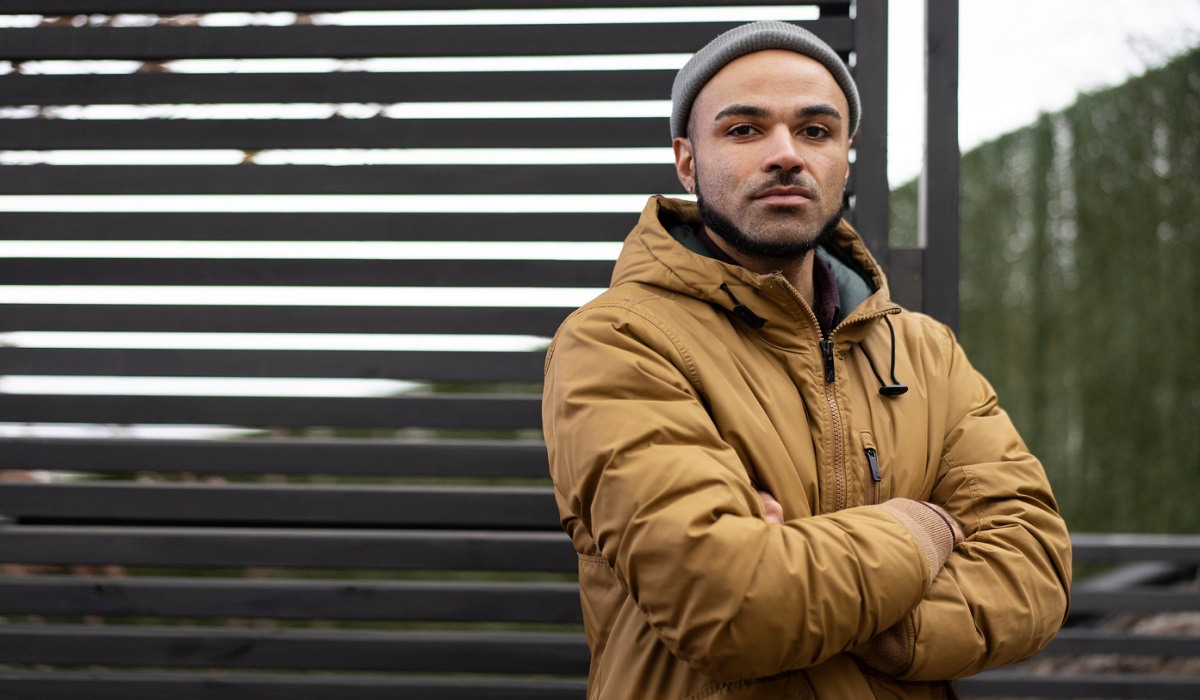 6 Pilihan Jaket Parasut Pria Desain Keren Paling Cocok untuk Musim Hujan, Simak Lengkapnya Disini