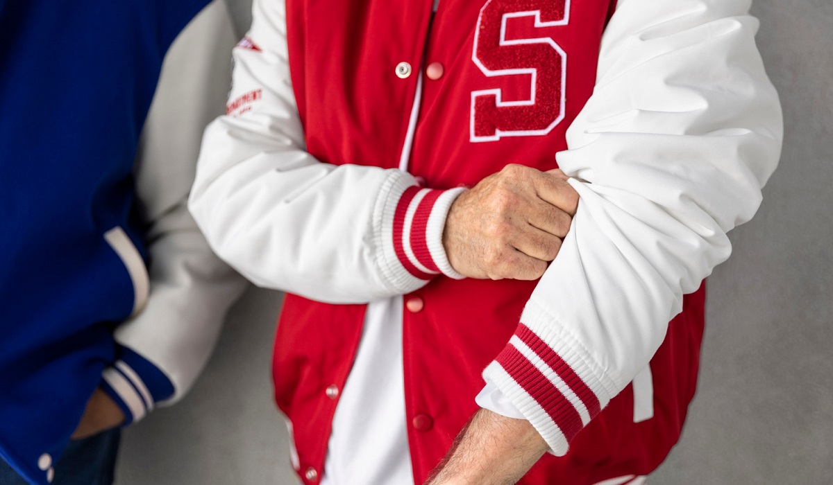 Tampil Makin Keren dan Kece, Inilah 5 Ide Styling Outfit Jaket Varsity Pria Paling Mudah Tahun 2025