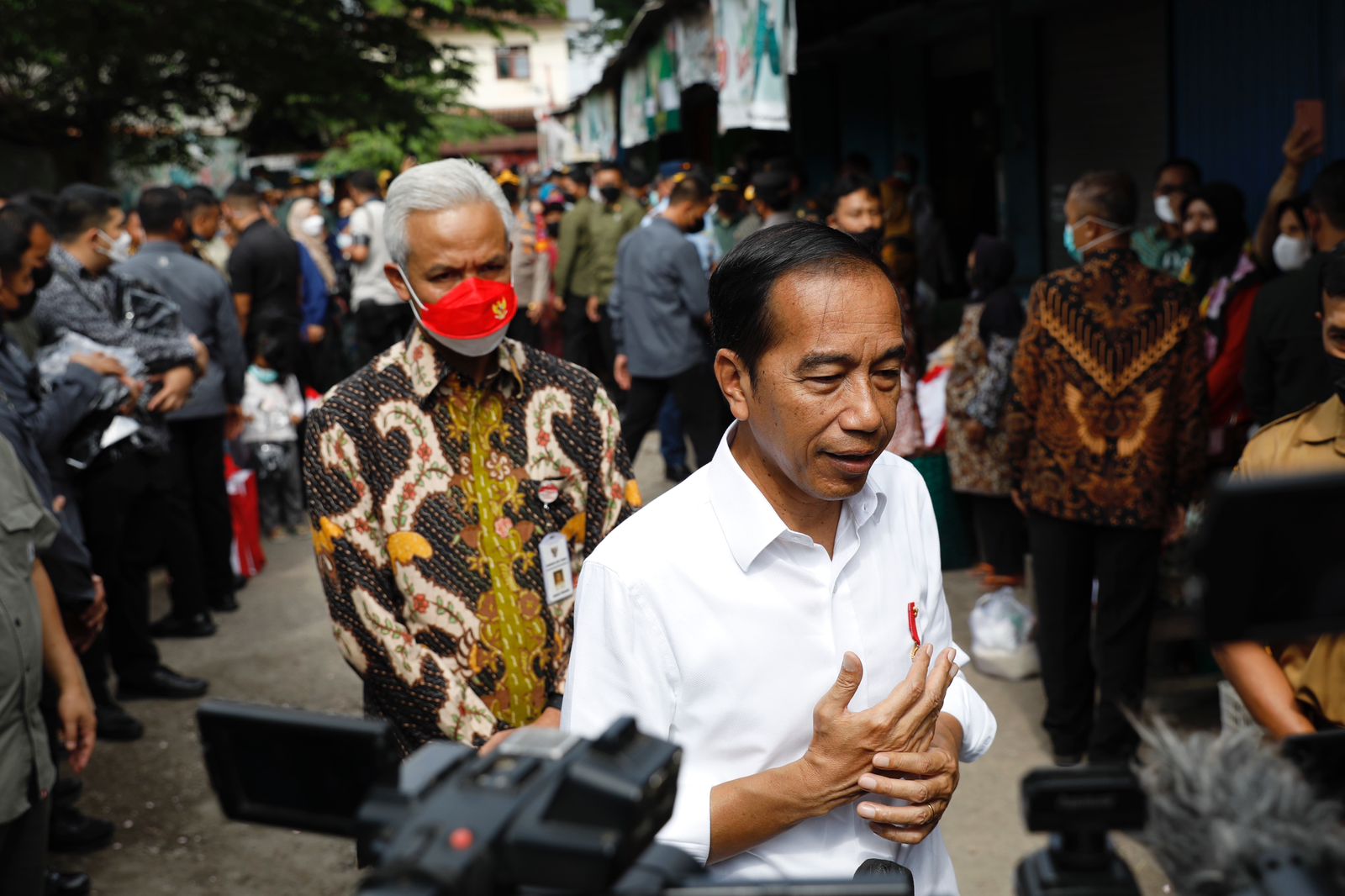 Cegah Inflasi, Ganjar Dampingi Jokowi Cek Harga Bahan Pokok di Pasar Tradisional
