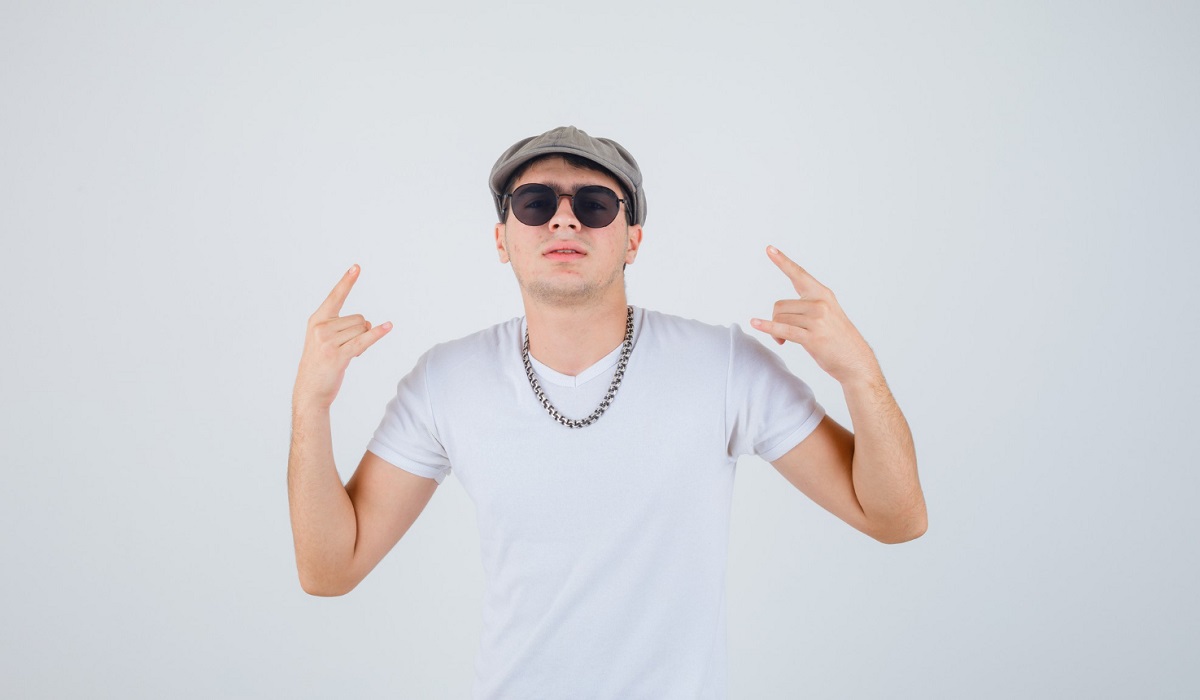 Kombinasi Tepat Visual Stylish, Simak 4 Rekomendasi Kaos Putih Pria dan Wanita Terbaik dari Brand Terkemuka