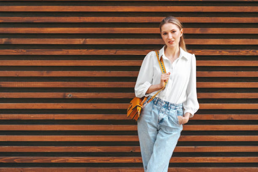 Referensi OOTD Celana Jeans dan Kemeja Wanita, Bikin Gaya Lebih Fashionable