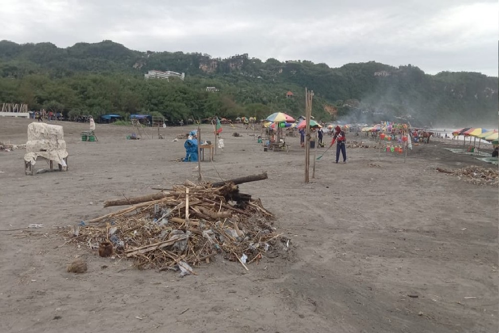 Cuaca Ekstrem Buat Banjir Sampah di Pantai Selatan Bantul, Pemkab Belum Tambah Petugas Kebersihan