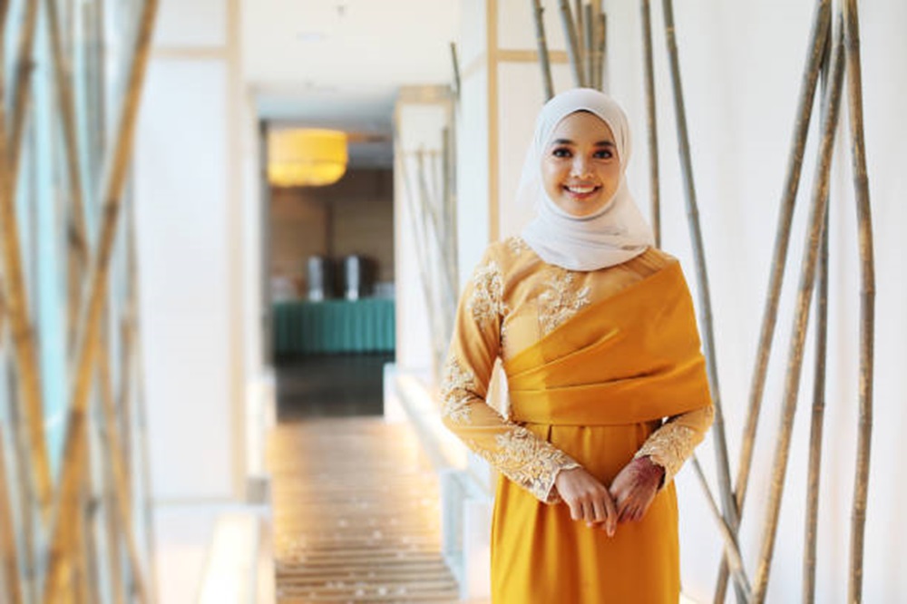 Inspirasi Outfit Pendamping Wisuda yang Modern, Menawan dengan Kesan Lembut dan Feminin