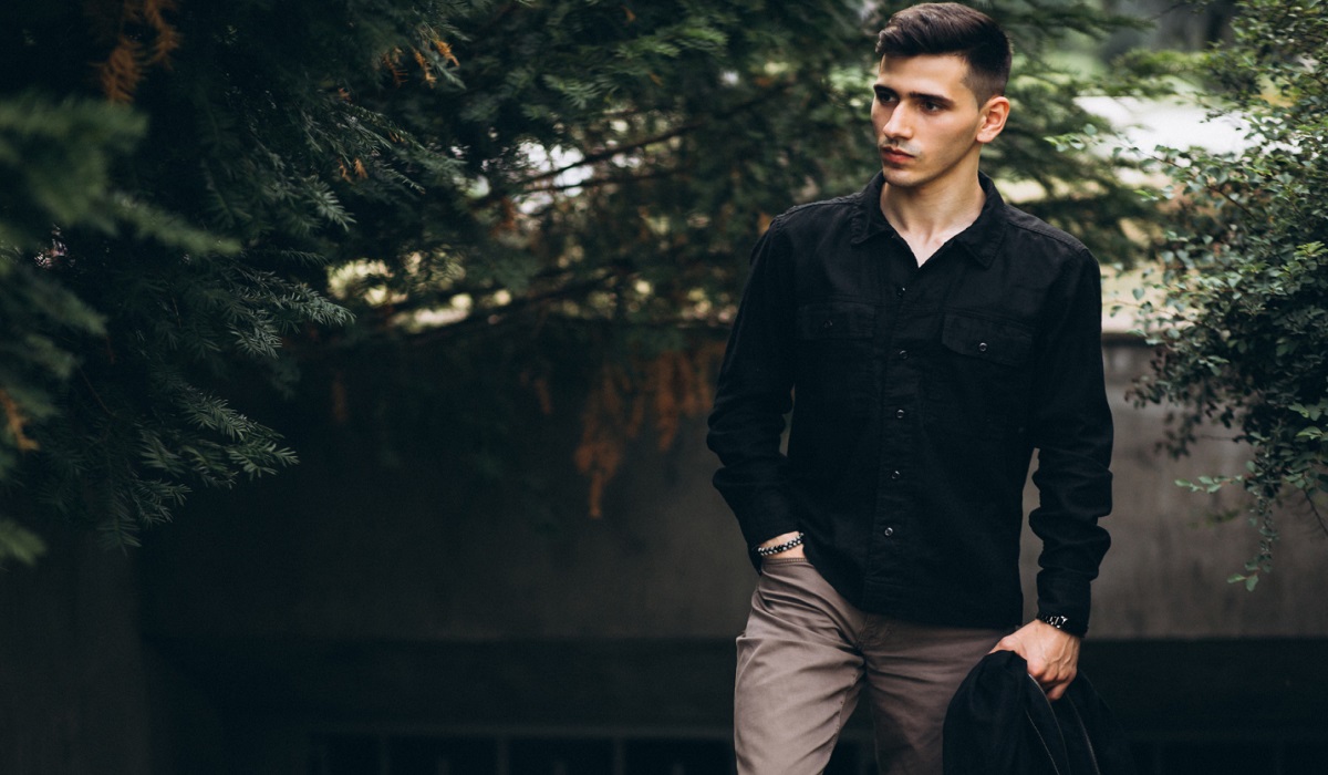 5 Ide Paduan Outfit Kemeja Hitam Pria yang Tonjolkan Kesan Maskulin, Simak Ulasan Lengkapnya