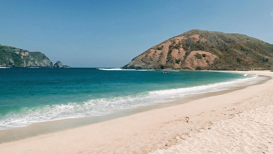 Pantai Mawun! Wisata Terbaru 2024 Dengan Hamparan Pasir Putih, yang Menambah Kecantikan Pantai Ini