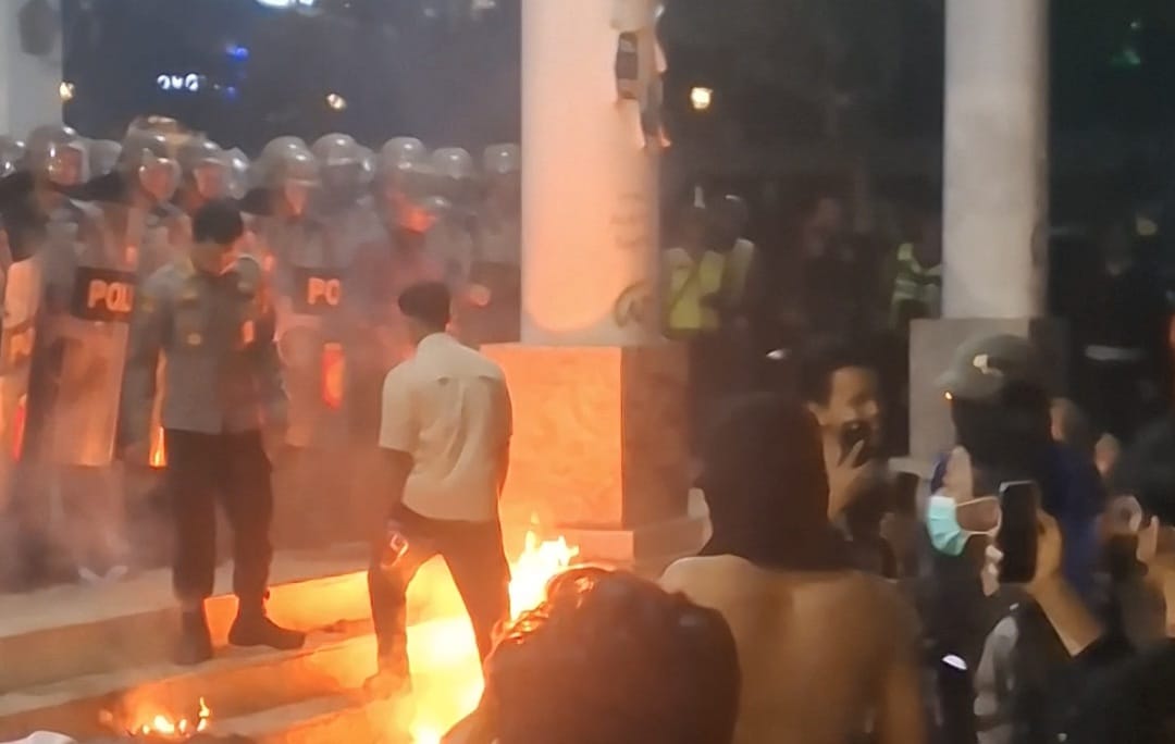 Suasana Malioboro Masih Ramai, Aksi di DPRD DIY Berujung Ricuh pada Malam Hari