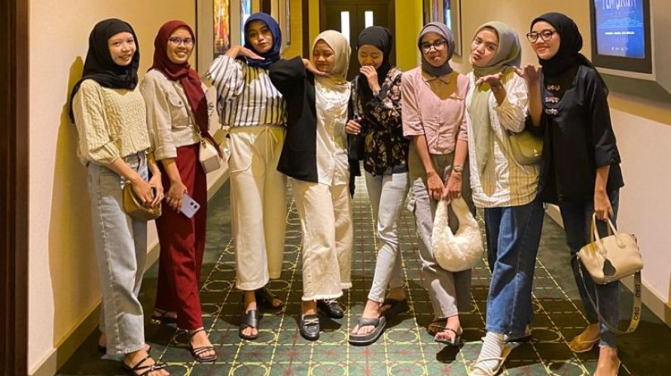 Ide Outfit Nonton Bioskop Tetap Modis dan Nyaman