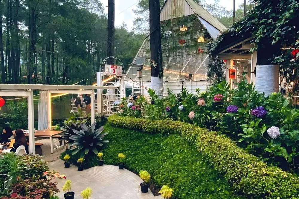 Suasana Menenangkan! Inilah 7 Cafe Bunga di Bandung yang Cantik, Estetik dan Instagramable