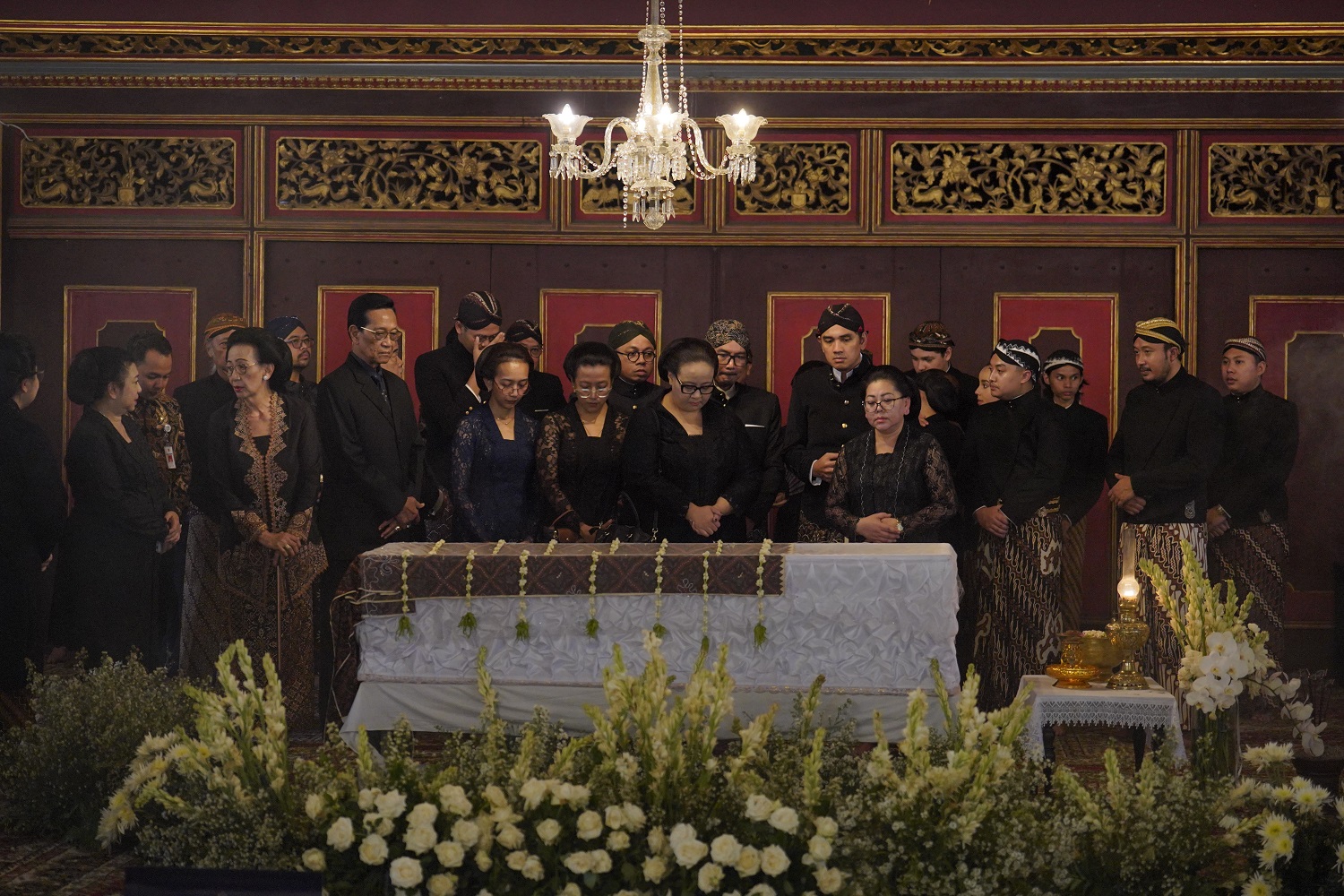 Sri Sultan HB X dan Keluarga Takziah ke Keraton Surakarta, Sampaikan Duka Cita atas Wafatnya PB XIII