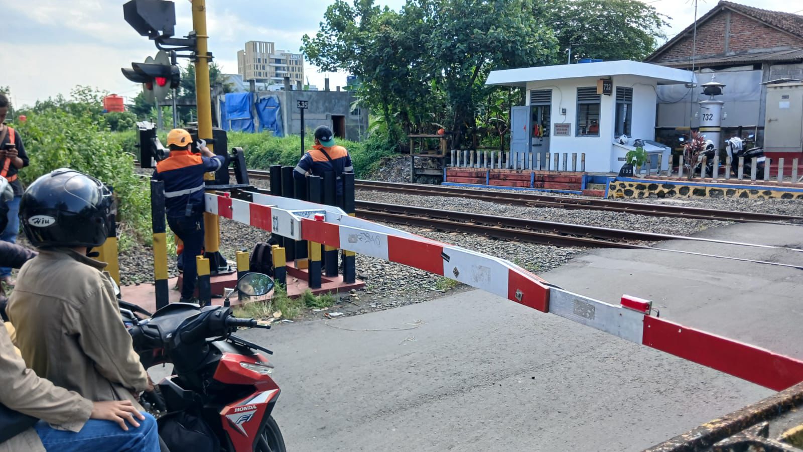   Mobil Putih Terobos Palang Rel di UIN Jogja, Nyaris Picu Kecelakaan Beruntun