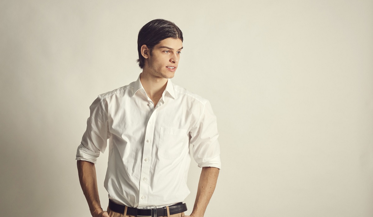Ciptakan Visual Menarik Perhatian, Simak 5 Paduan Outfit Terbaik untuk Kemeja Putih Pria