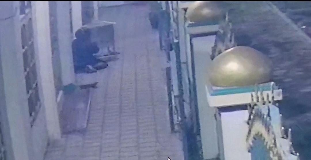 Viral Video di Media Sosial, Pencuri Gagal Mengambil Kotak Amal di Masjid Jami Al-Ittihad