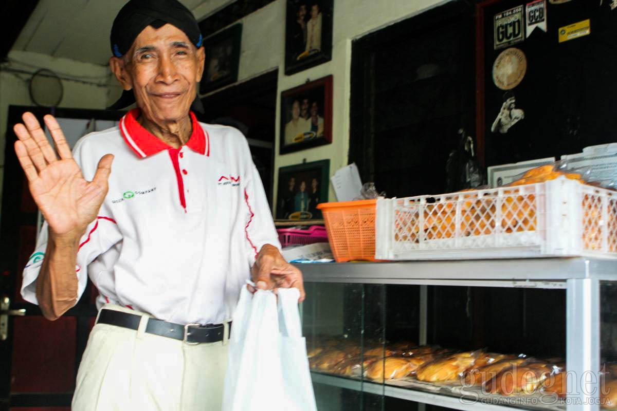 Menikmati Roti Kembang Waru, Kuliner Legendaris dengan Rasa yang Khas Jaman Dahulu