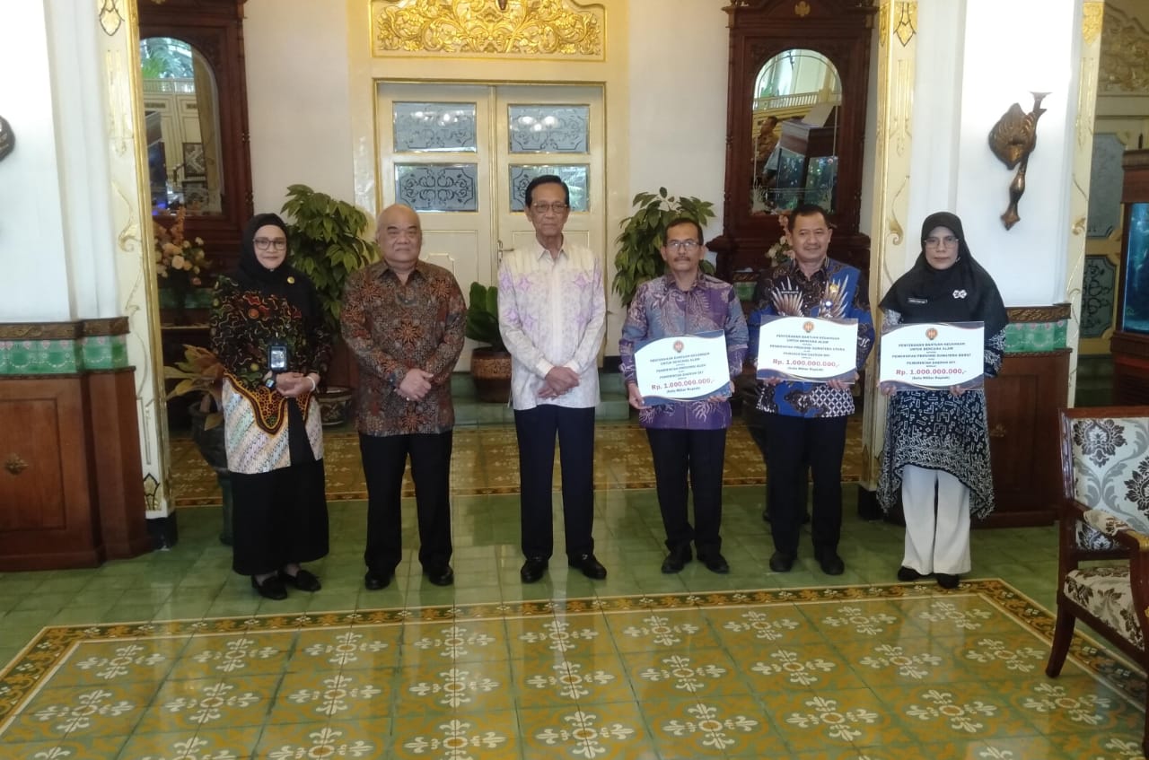 Sri Sultan HB X Serahkan Bantuan Rp3 Miliar untuk Tiga Provinsi Terdampak Bencana