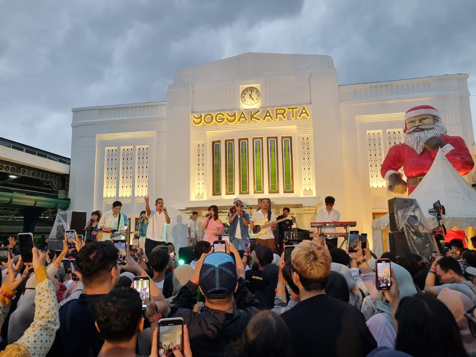  'Senja Teduh Kereta', Maliq & D'Essentials Hibur Penumpang KA di Stasiun Yogyakarta