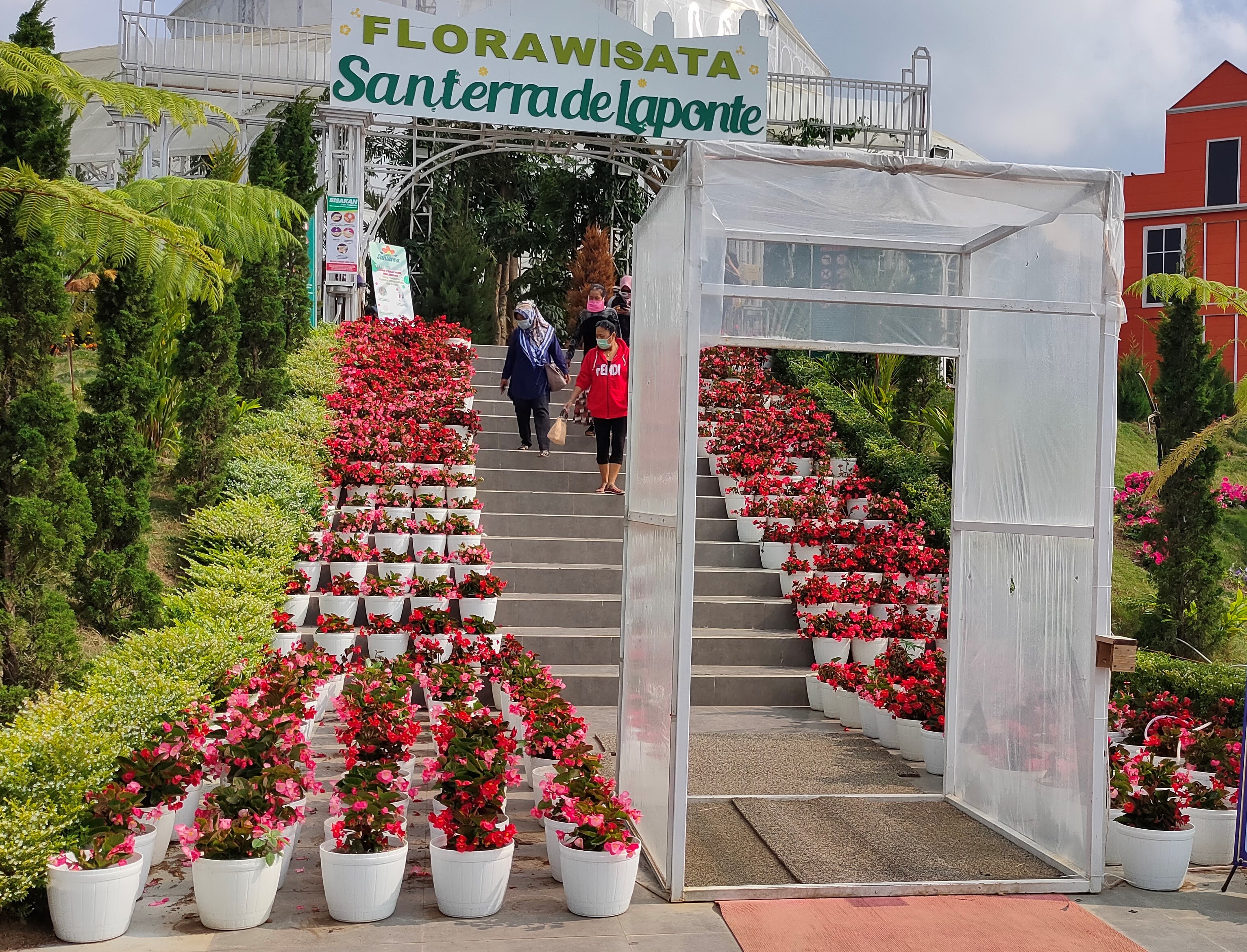 Jelajahi Keindahan Alam  di Wisata Baru 2024 San Terra Malang! Surga Bunga di Kaki Gunung Arjuna