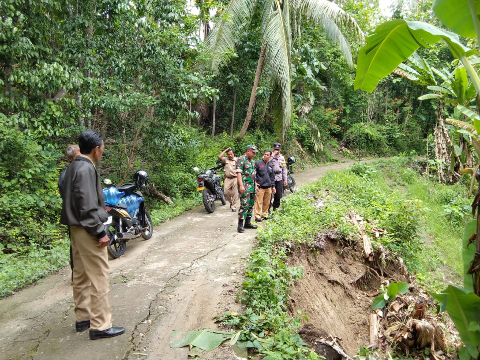 Diguyur Hujan Deras, Bahu Jalan di Banjarharjo Longsor, Lebar 6 Meter dan Tinggi 5 meter