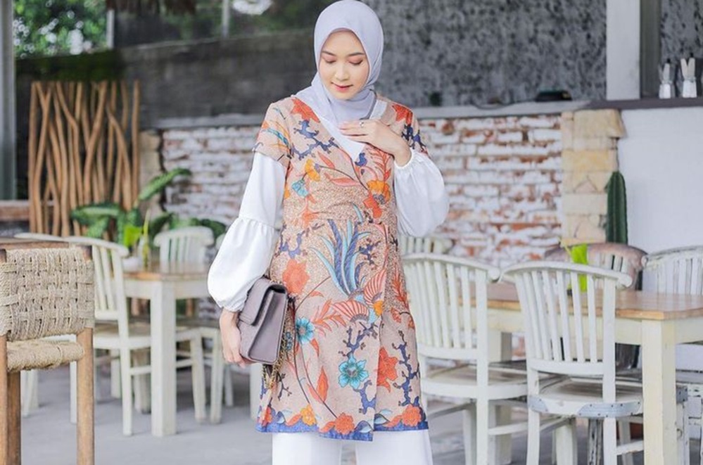 Dari Rok Hingga Kulot, Inilah 8 Jenis Bawahan yang Tepat untuk Padu Padan Tunik Batik