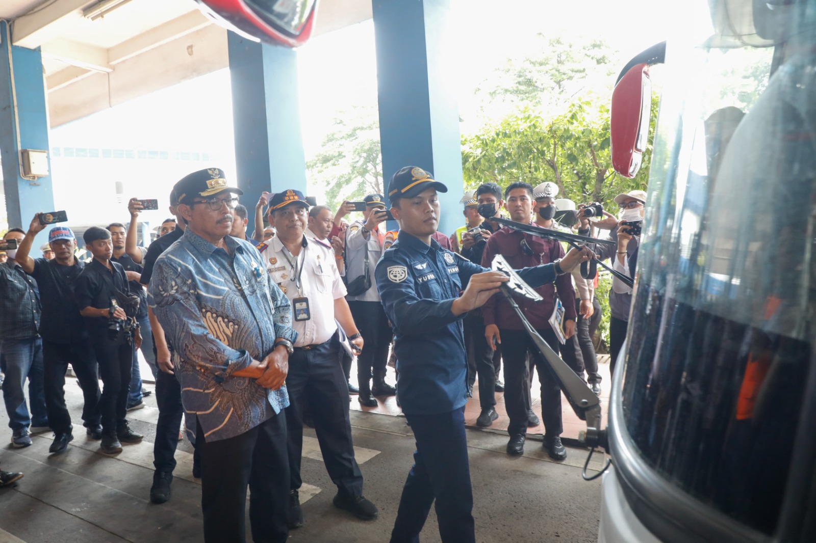 Pj Gubernur Jateng Tinjau Terminal Tirtonadi dan Stasiun Balapan, Petugas Sudah Siap Layani Pemudik