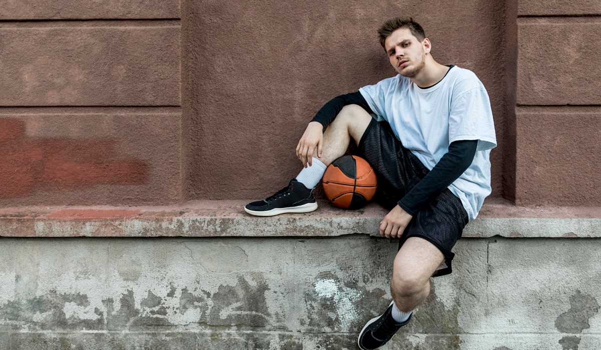 Pancarkan Aura yang Energetik, Simak 7 Rekomendasi Outfit Sporty Pria Paling Simpel 2025