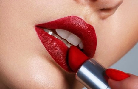 Bingung Memilih Lipstik yang Sesuai dengan Warna Kulit? Simak 3 Tips Mudah Berikut ini!
