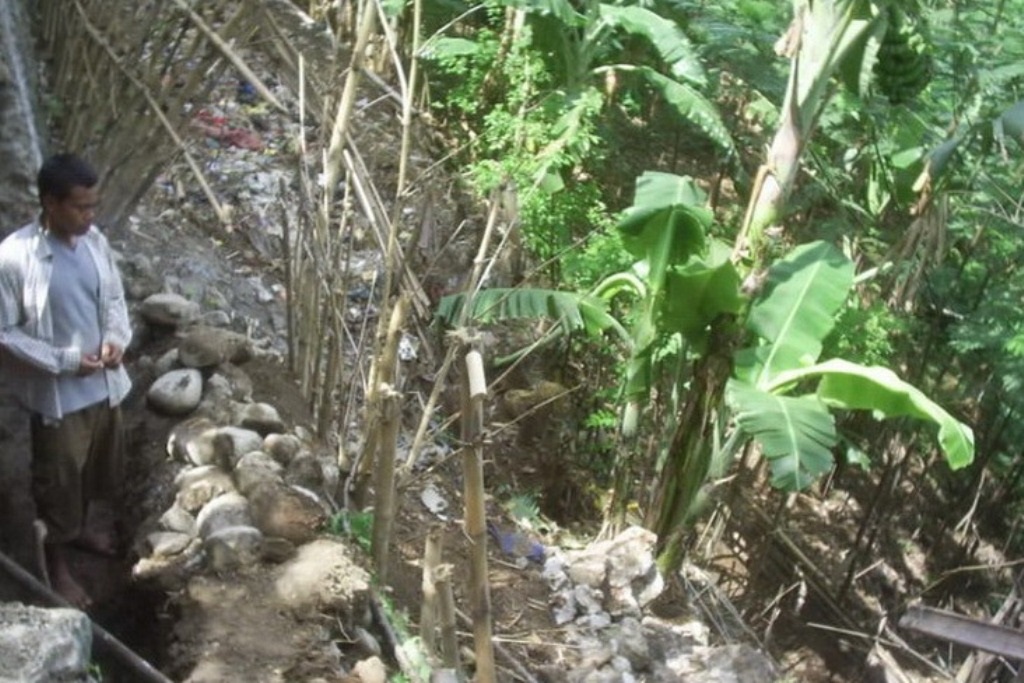 Tebing Sungai Cidadap Masih Mengancam, Warga Khawatir Terjadi Longsor