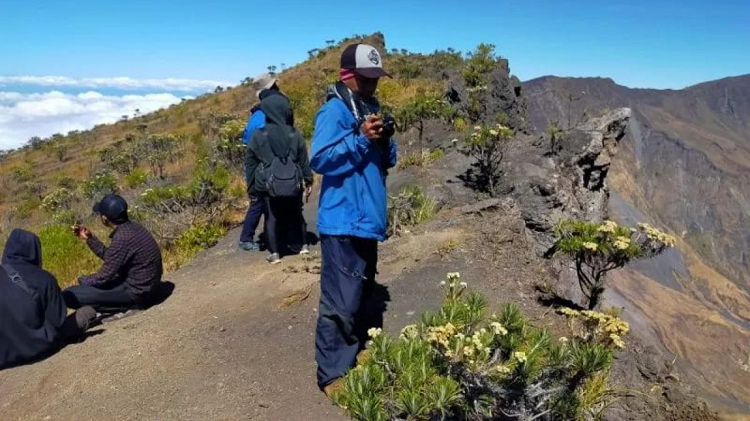 Menjaga Keselamatan dan Ekosistem, Jalur Pendakian Gunung Tambora Resmi Ditutup Sementara