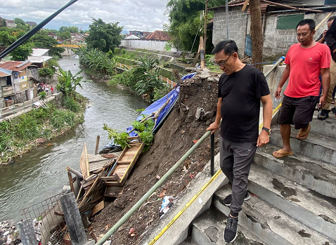 Calon Wakil Wali Kota Yogyakarta Kunjungi Rumah Warga Terdampak Talud Longsor