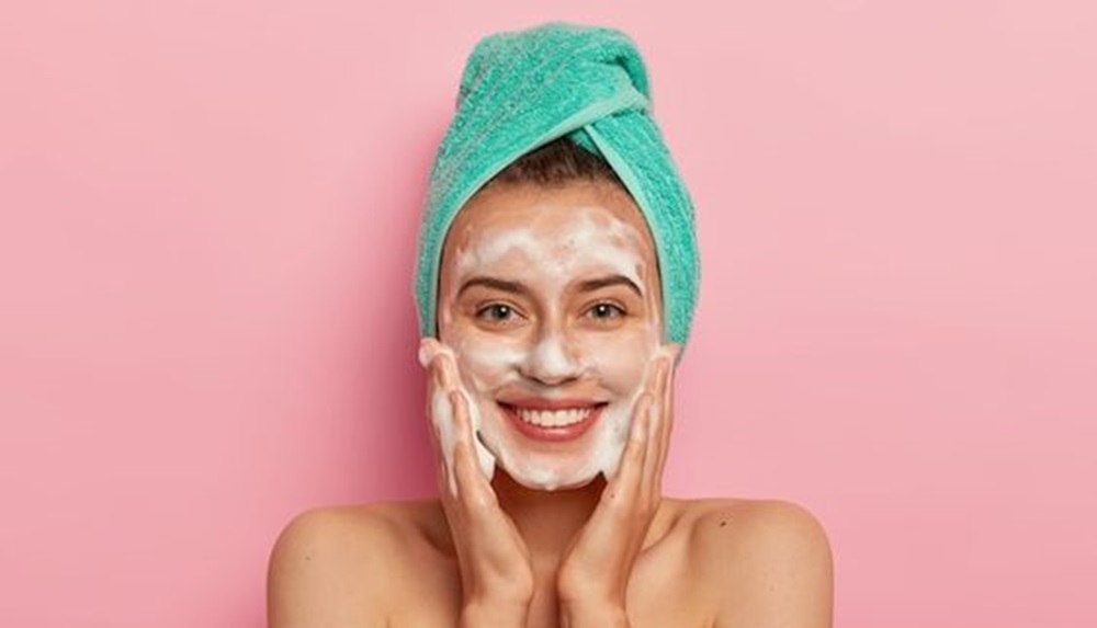 Cari Facial Wash Untuk Mencerahkan Kulit Wajah? Simak Beberapa Rekomendasi Terbaiknya Di sini!
