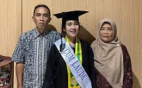 Raih IPK 3,97, Ini Sosok Frida Hertiza Dewi Lulusan Terbaik Wisuda UNY 
