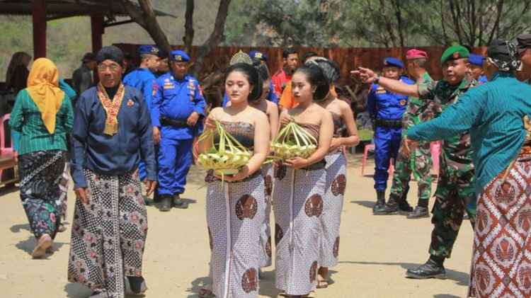 Upacara Sedekah Laut Sebagai Wujud Syukur : Tradisi Para Nelayan Pantai Gesing Jogja