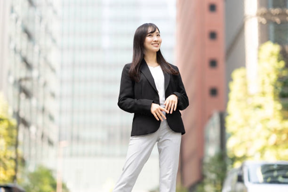 Rekomendasi OOTD Wanita Karir Kekinian untuk Tampil Profesional dan Stylish, Cek Disini