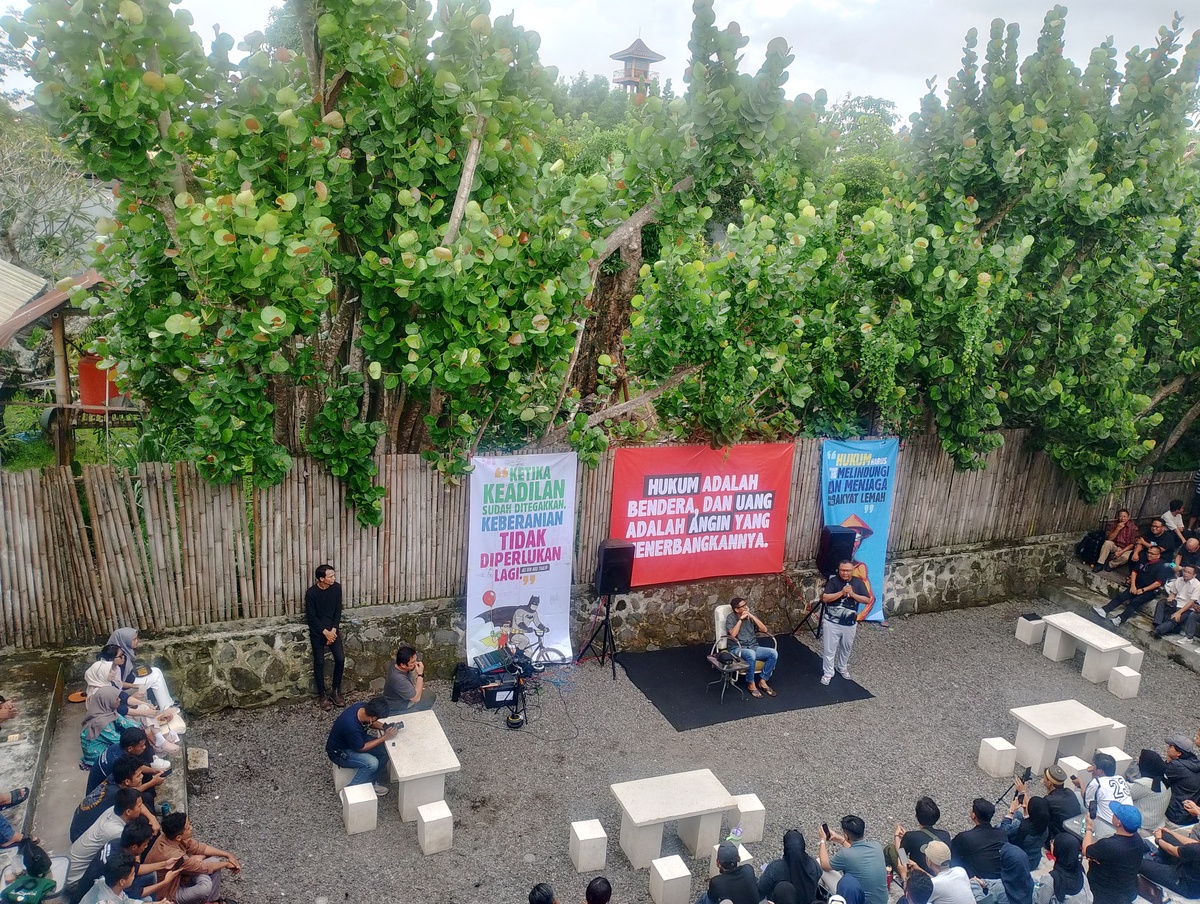 Roasting Guru Besar UGM, Zainal Arifin Bicara Kritik dan Profesionalisme