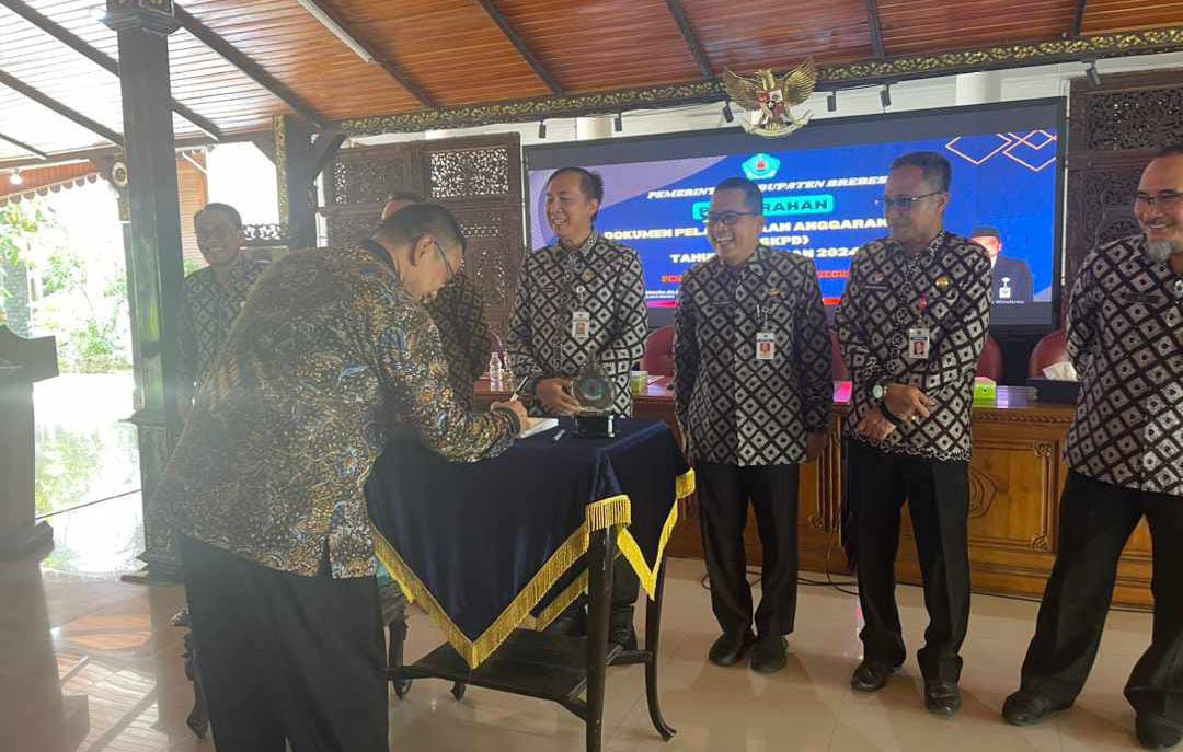 Pj Bupati Brebes Serahkan Dokumen Pelaksanaan Anggaran 2024, Berikut Skala Prioritasnya