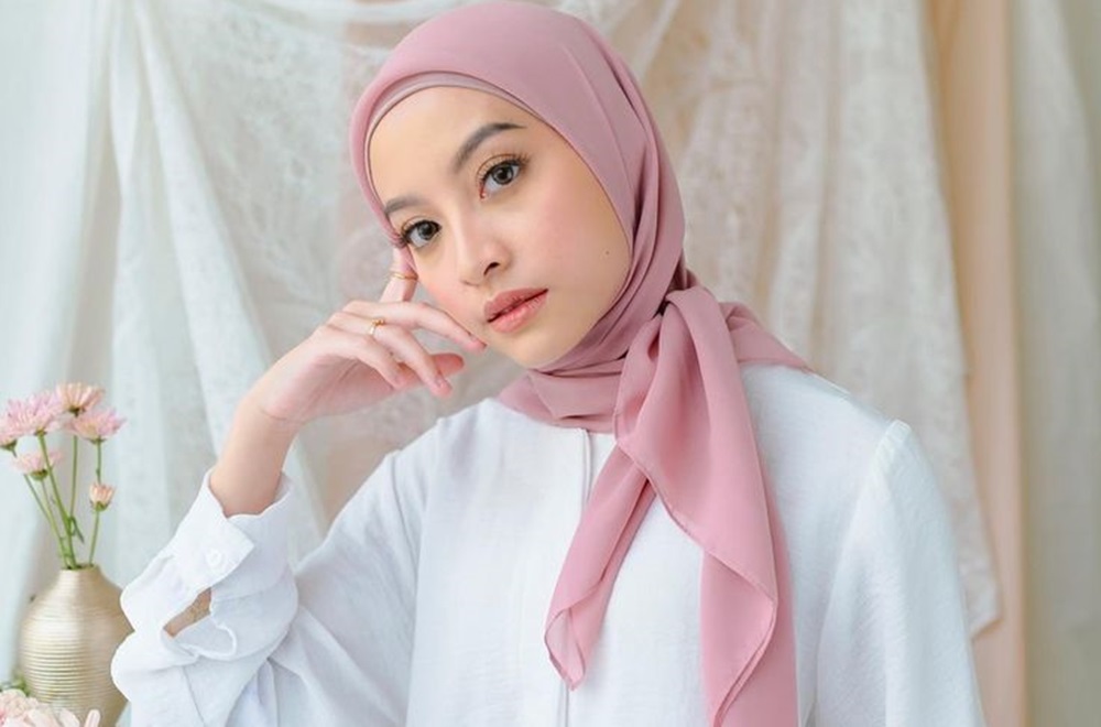 7 Cara Memakai Hijab Segi Empat Agar Tetap Rapi dengan Berbagai Style, Cek Disini