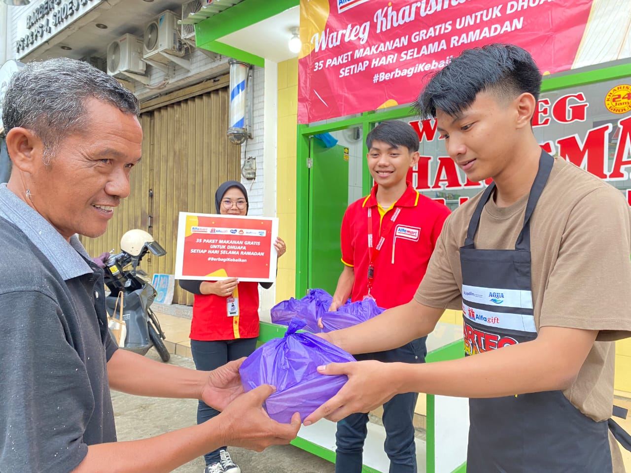 Ramadan, Alfamart Bagikan 35.000 Paket Buka Puasa untuk Kaum Duafa di Kabupaten Tegal