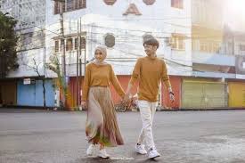 Inspirasi Outfit Prewedding Casual Hijab Tema Outdoor, Yang Hadirkan Kesan Serasi dan Romantis