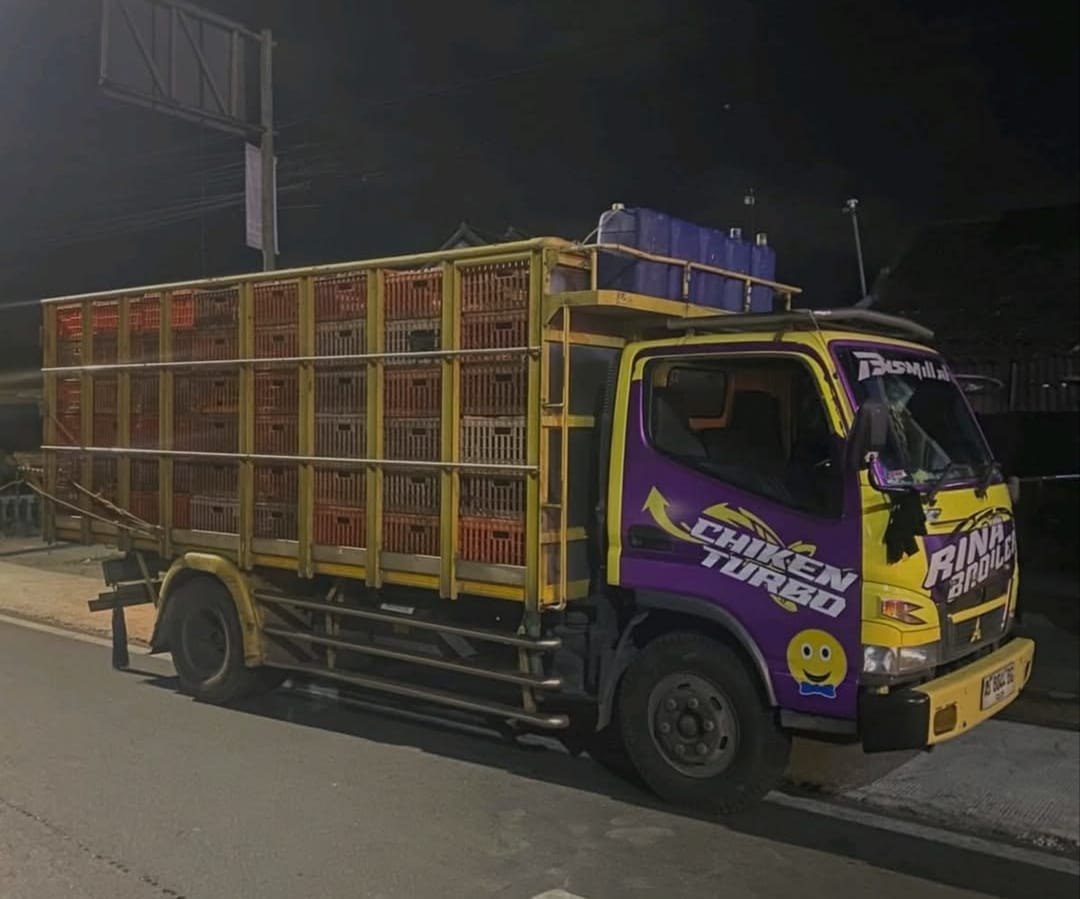 Diduga Terobos Lampu Merah, Truk Pengangkut Ayam Tabrak Yamaha Nmax di Simpang Tiga Cepit Bantul