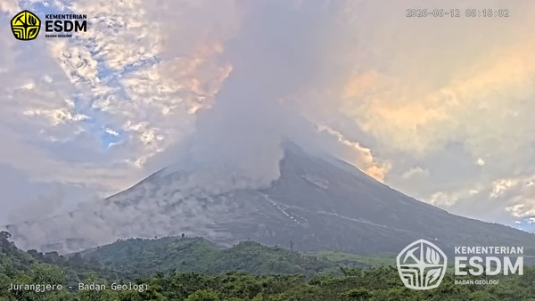 Awan Panas Guguran Merapi Meluncur 2 Kilometer Pagi Ini, Warga Diminta Jauhi Alur Sungai