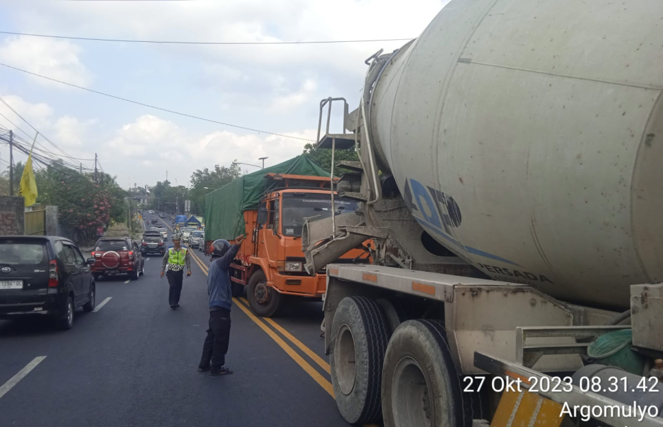 Truk Mogok di Jalan Wates, Personel Polsek Sedayu Langsung Atur Lalu Lintas