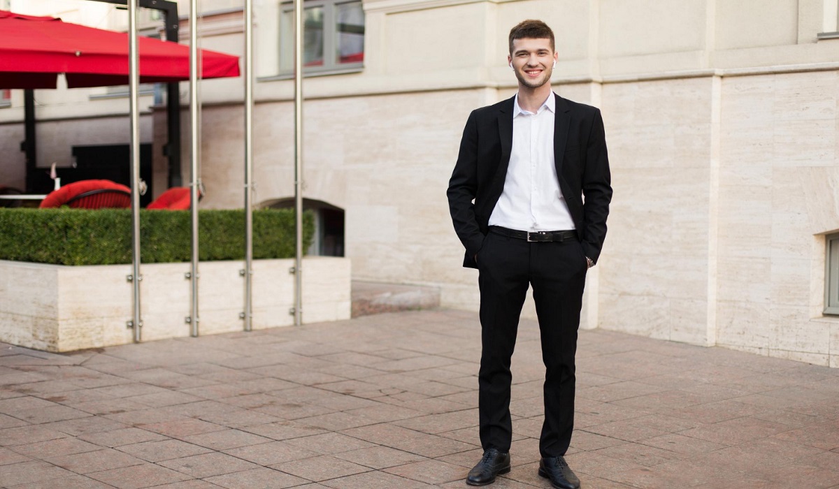 7 Ide Outfit Semi Formal yang Cocok untuk Berbagai Acara Pertemuan Penting, Visualmu Jadi Makin Stylish