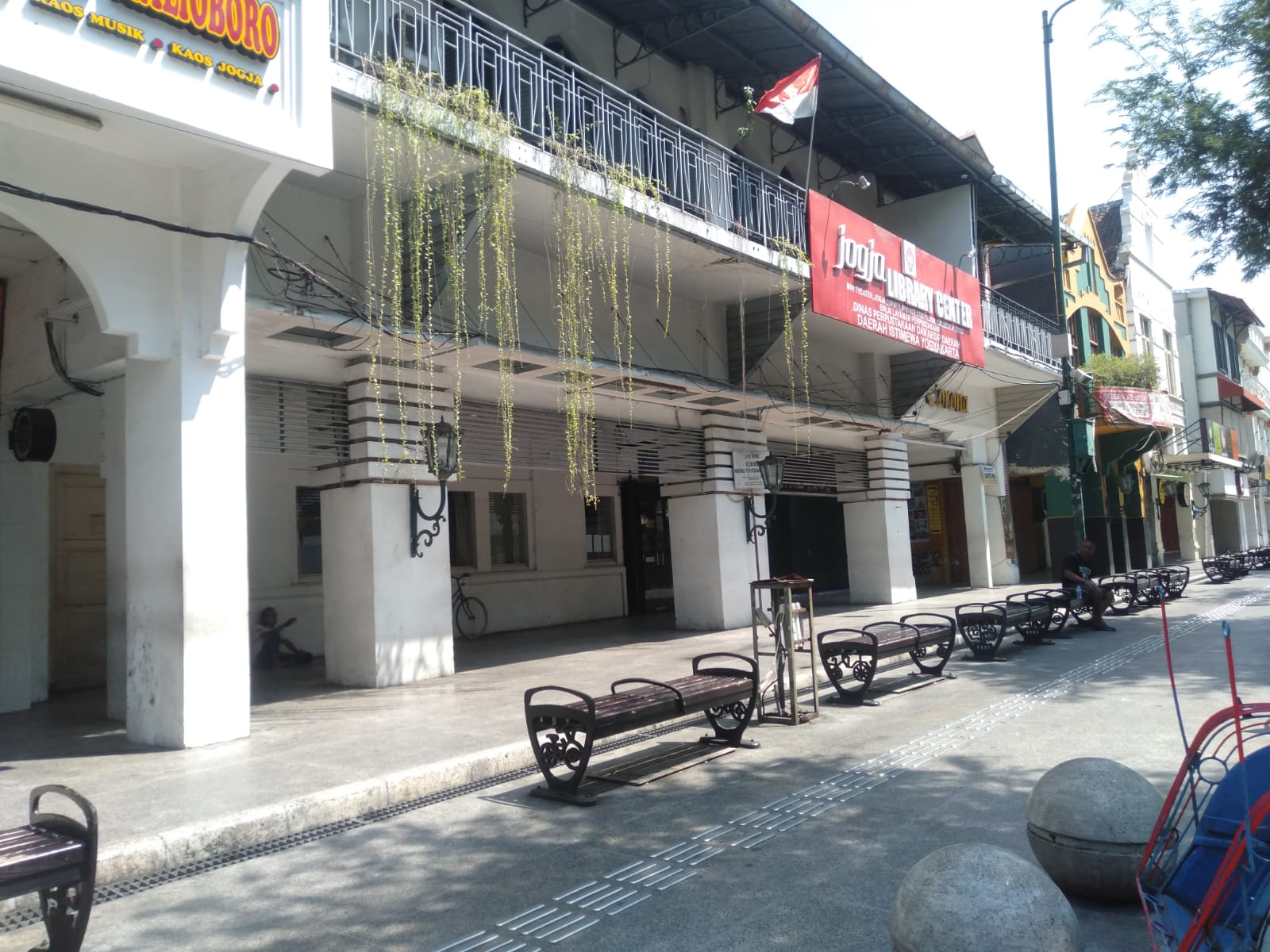 Toko di Malioboro Tutup, Jalanan Kota Yogyakarta Lengang