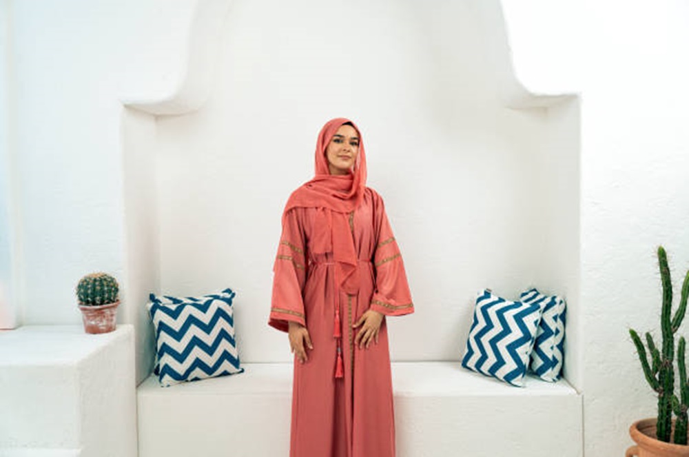 Muslimah Tampil Sopan dan Stylish dengan 7 Model Baju Abaya Modern, Simak Inspirasinya