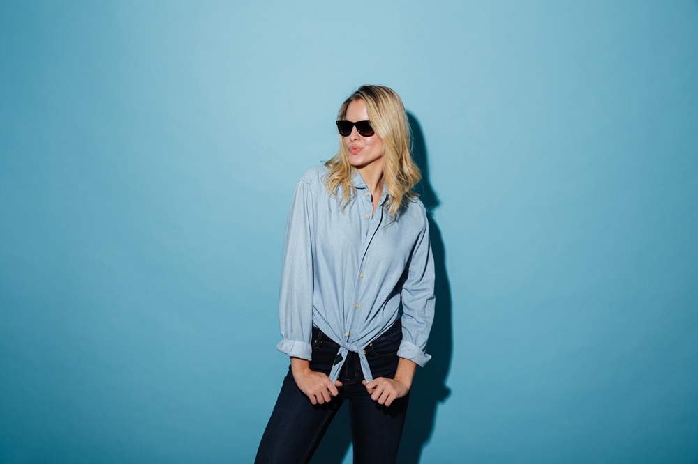 Ide Padu Padan Outfit Wanita Biru dan Hitam untuk Berbagai Kesempatan, Cek Disini