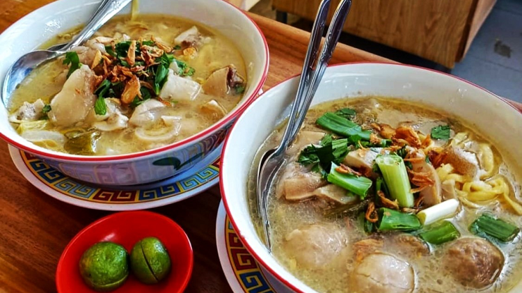 Kehangatan Bandung Lewat Kedai Mie Kocok Paling Ikonik dan Legendaris
