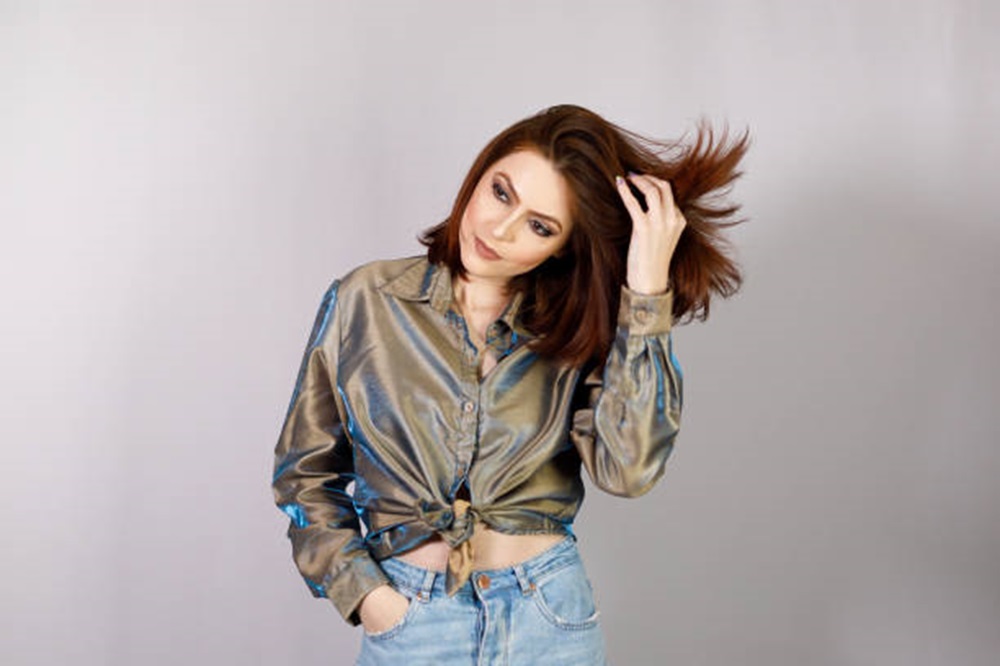 Kece Sekaligus Modis, Inilah Inspirasi OOTD Kemeja Crop Top Wanita yang Kekinian