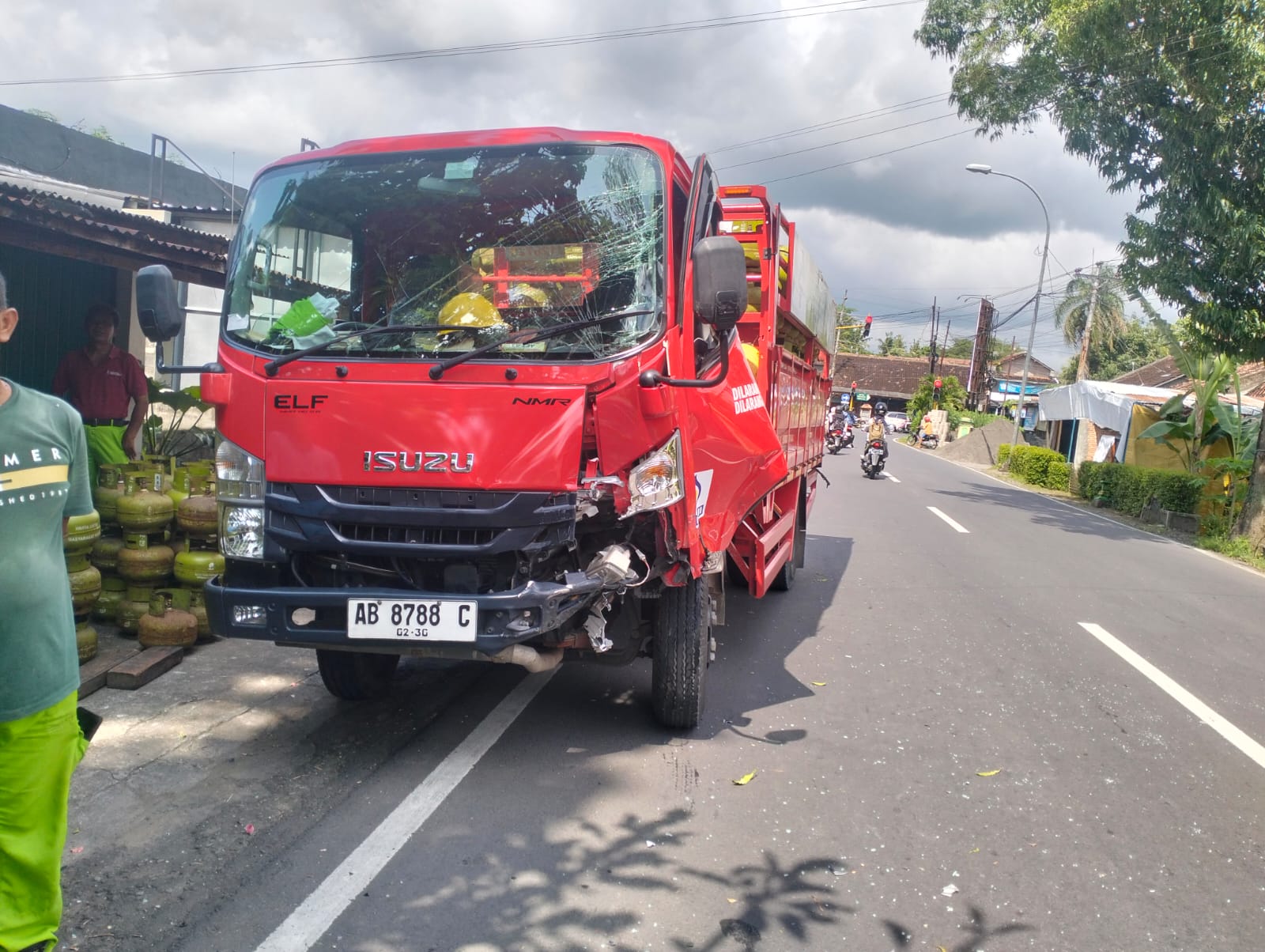 Minibus Tabrak Truk Pengangkut Gas 3 Kg di Pengasih, Sopir Alami Luka di Kepala