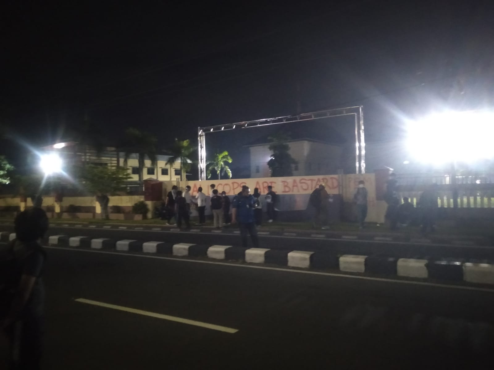 Massa Coret Tembok Polda DIY dan Sempat Terjadi Ledakan, Aksi Berakhir Dibubarkan